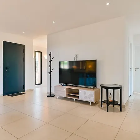 Terrasse Et Piscine A L'entree De Porticcio *