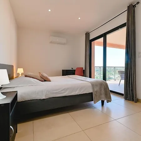 Terrasse Et Piscine A L'entree De Porticcio *