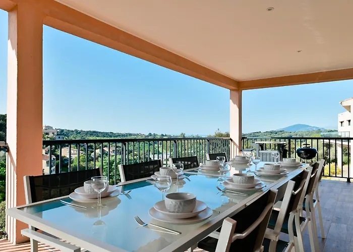 Terrasse Et Piscine A L'entree De Porticcio *